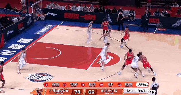 开云体育app-郭艾伦突破对抗打板命中打成2+1，目前5中2得到5分2篮板2助攻