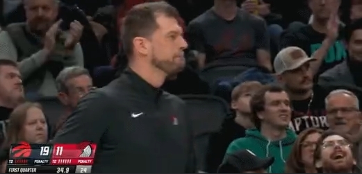 首节给了5分20秒时间！杨瀚森被换下时与主教练斯普利特击掌！